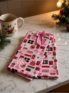 🆕BETSEY JOHNSON SET OF 2 CHRISTMAS 🎄 KITCHEN TOWELS